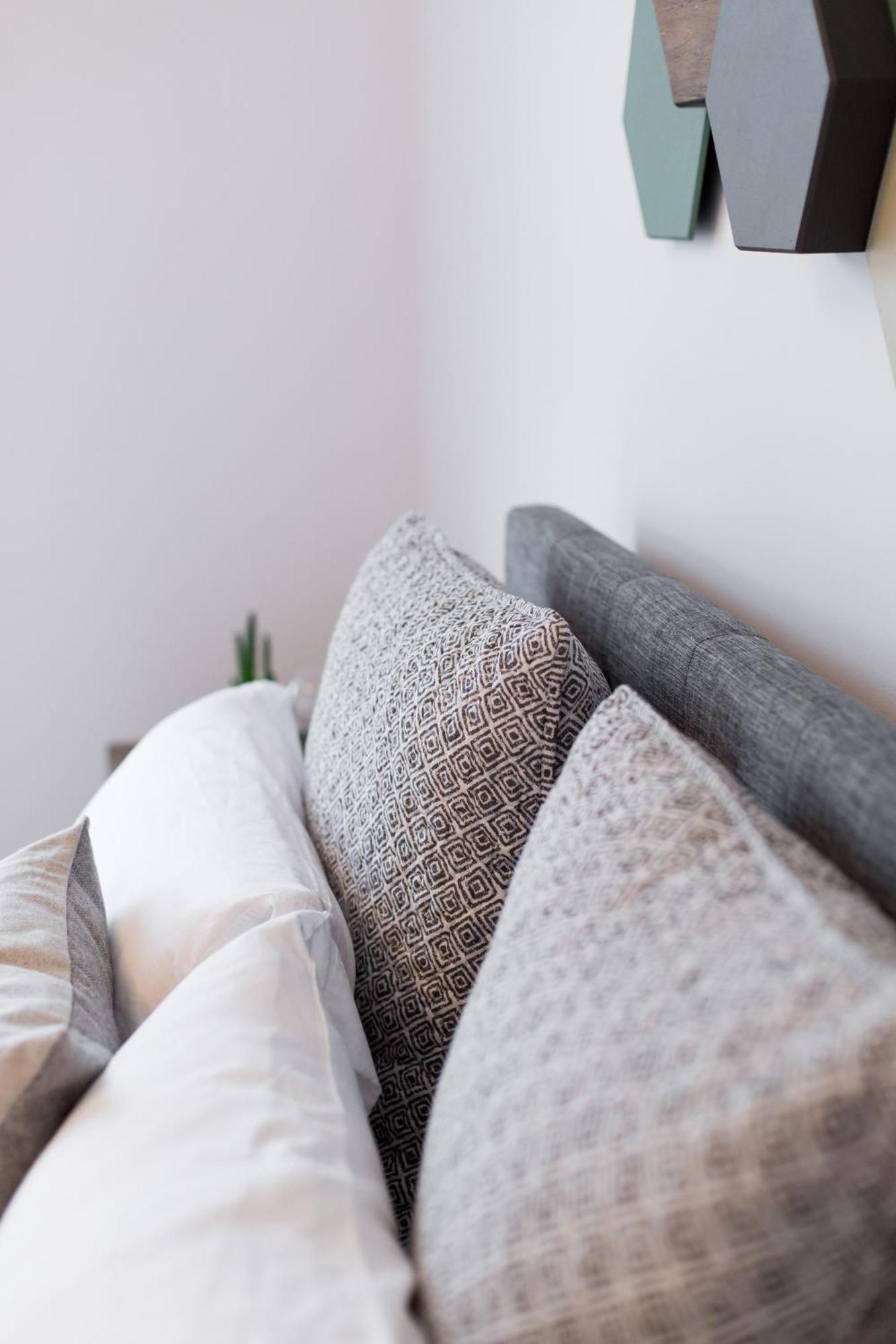 Hip, Stylish Apartment In Little Italy By Den Stays A Montréal Chambre photo