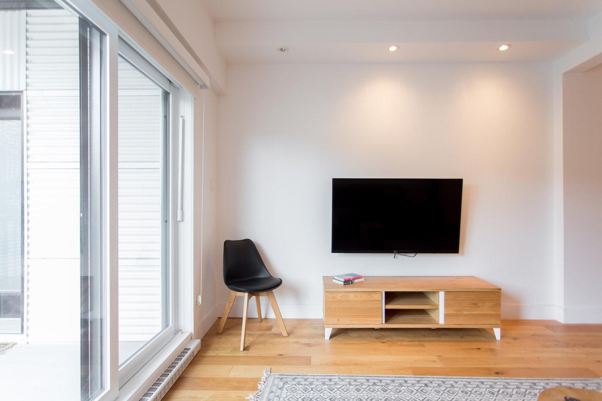 Hip, Stylish Apartment In Little Italy By Den Stays A Montréal Chambre photo